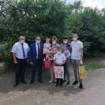 Планшеты от депутата «Единой России» получили школьники из многодетной семьи в Волгодонском районе