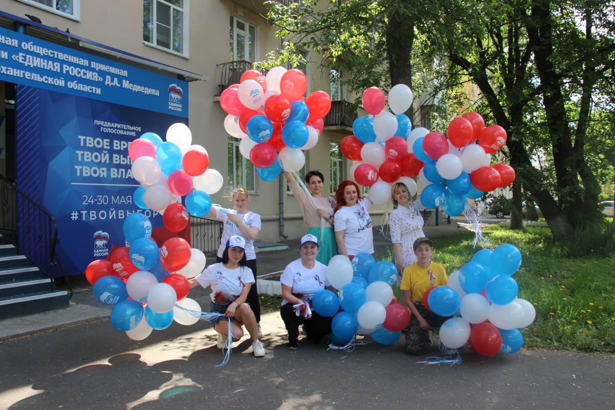 В День России «Единая Россия», Молодая Гвардия и Серебряные волонтеры  подарили архангелогородцам хорошее настроение