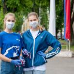 Волонтеры поздравили псковичей с Днем России
