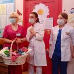Многодетные мамы присоединяются к партийной  акция «Носочки для жизни» на юго-востоке Москвы