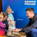 Александр Козлов передал подарки детям из малообеспеченных семей