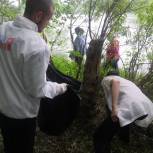 Кузбасские единороссы очистили берег реки от мусора
