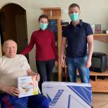 Надымские единороссы подарили маломобильному пенсионеру телевизор