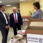 Ярослав Чирков передал комплект книг библиотеке семейного чтения в Новотроицке