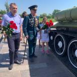 Фронтовик-танкист Александр Попов и Николай Верига возложили цветы к мемориальному комплексу