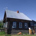 Единороссы оказали помощь в ремонте кровли семье пенсионеров