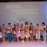 Алексей Кормилицын поблагодарил социальных работников Варненского района за труд