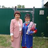 Депутат Собрания депутатов Кунашакского района Ирина Закирова провела рабочий день вместе с рядовым социальным работником Гульнарой Махмутовой