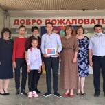 Депутат Госдумы Лариса Тутова вручила планшет многодетной семье в Зерноградском районе