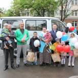 Тульские единороссы подарили многодетной семье микроавтобус