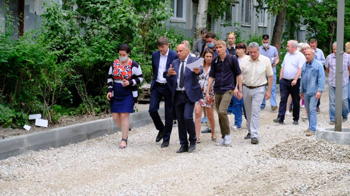 В Калининграде в рамках партпроекта «Городская среда» продолжается  благоустройство дворовых территорий