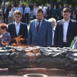 Партийцы Центрального района Челябинска возложили цветы к Вечному огню