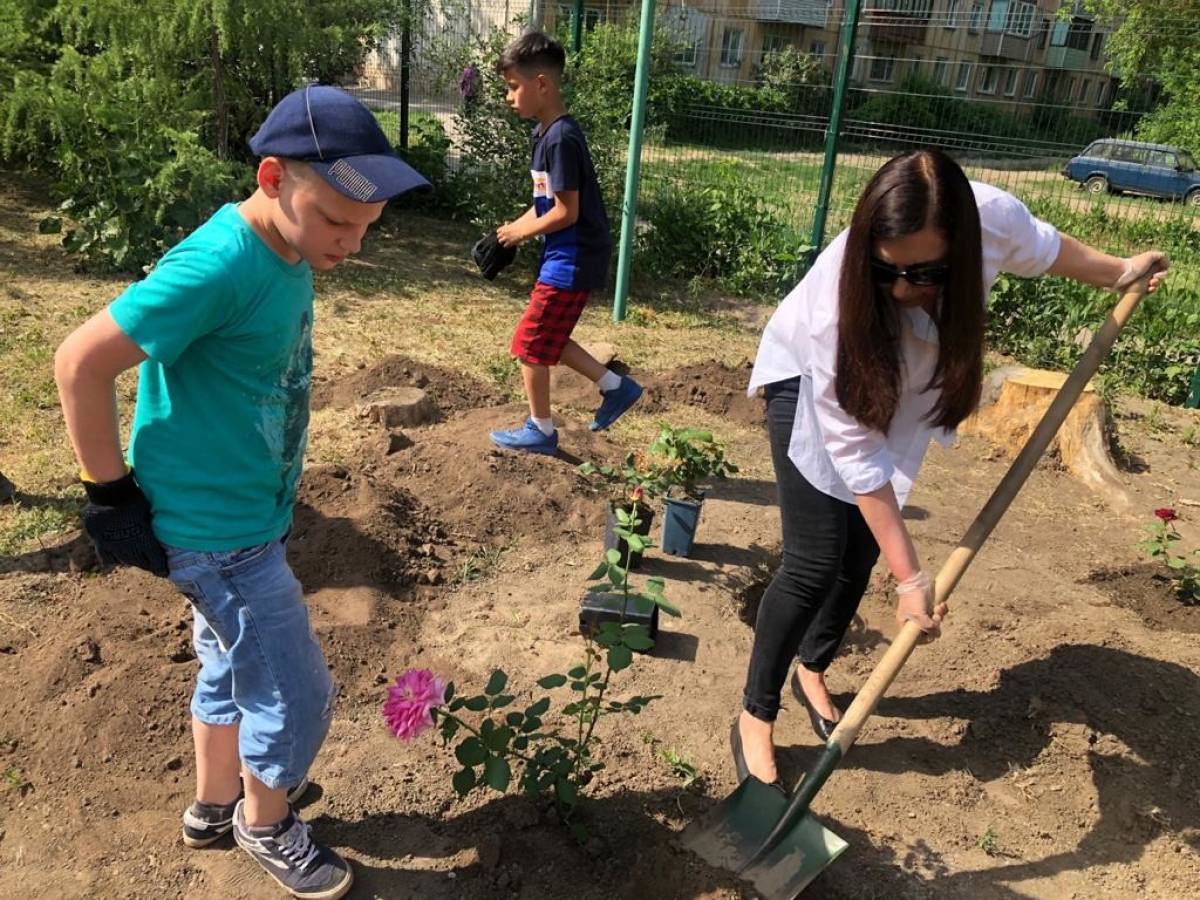 Воспитанники детского дома в Рубцовске посадили розы, подаренные депутатом  Ириной Кох