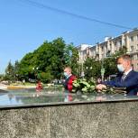 Единороссы возложили цветы к мемориальному комплексу в Балашихе