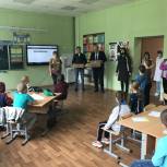 Единороссы вручили сладкие подарки ребятам в школьных лагерях