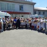 В Октябрьском районе единороссы поздравили врачей Центральной районной больницы