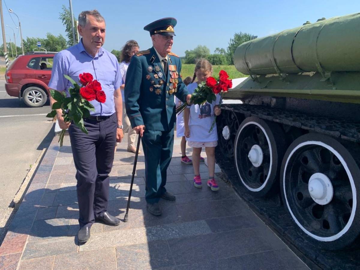 Фронтовик-танкист Александр Попов и Николай Верига возложили цветы к  мемориальному комплексу