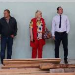 В Калининском районе продолжается ремонт школьного спортзала по проекту «Единой России»