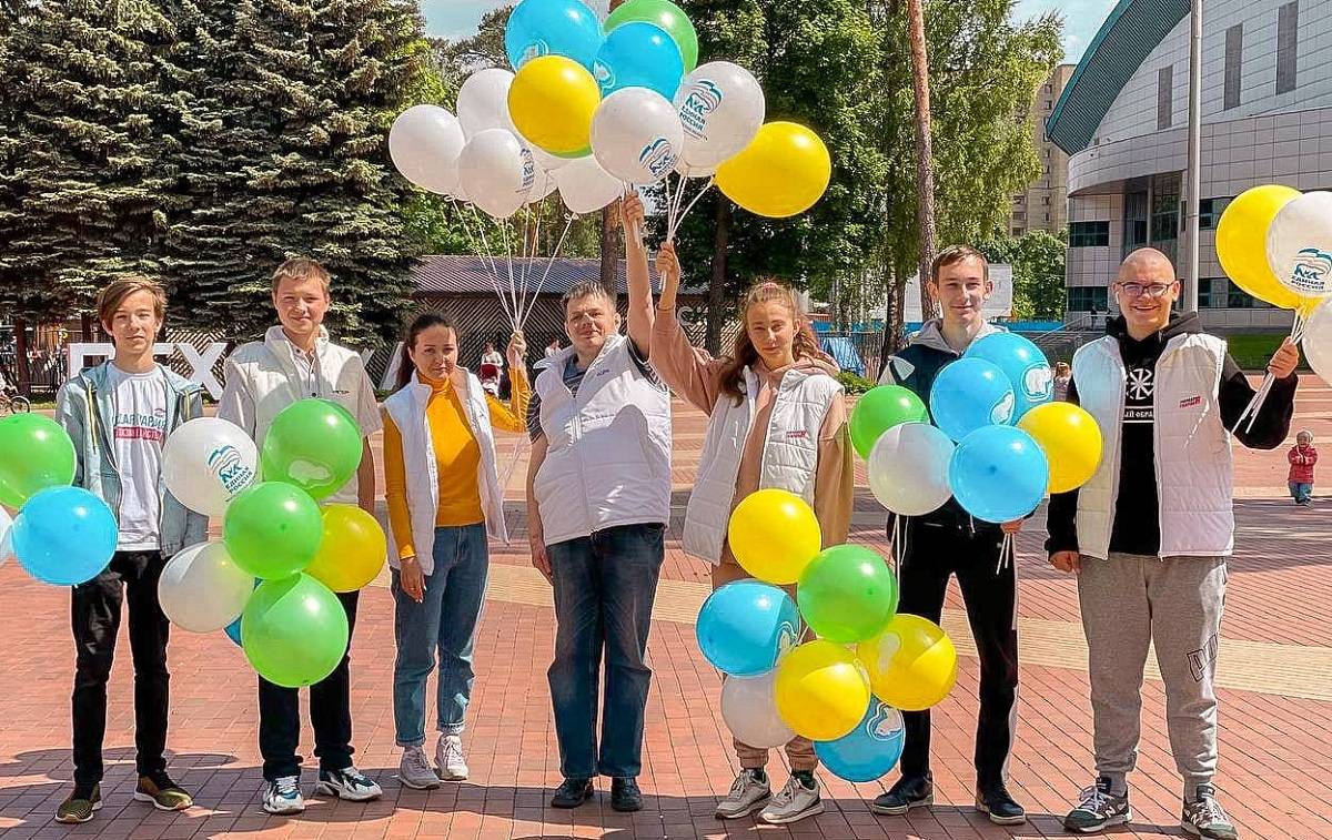 С улыбками и воздушными шарами: подмосковная «Молодая Гвардия» поздравила с  Днём защиты детей