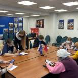 Единороссы учат пожилых москвичей пользоваться гаджетами, чтобы всегда оставаться на связи с близкими