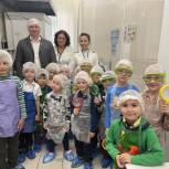 Депутат Владимир Смирнов устроил экскурсию для детей в лаборатории