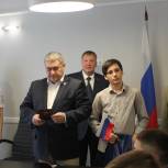 В преддверии Дня России в Калининском районе прошло торжественное вручение паспортов гражданам, достигшим 14-летнего возраста