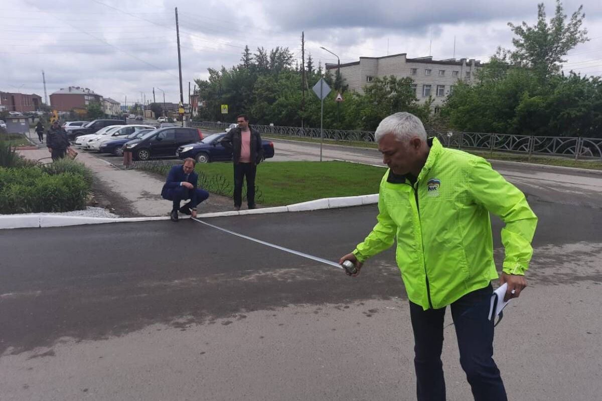 Виталий Крупин проверил ход ремонта дорог в поселке Белоярский