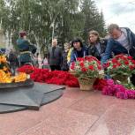 В Кургане возложили цветы к Вечному огню