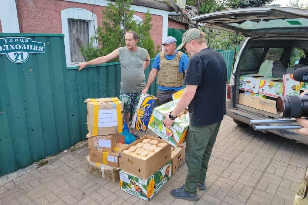 Петербургские единороссы доставили гуманитарную помощь жителям села  Верхнеторецкое Донецкой республики