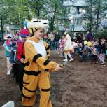 В Усть-Катаве в рамках Всероссийской акции «Международный день соседей» партийцы провели детский праздник