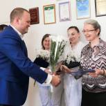 Активисты Металлургического района поздравили медработников Городской клинической больнице №6 с профессиональным днем