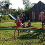 В селе Толпыгино Приволжского района партийцы обновили детскую спортплощадку