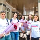 Молодогвардейцы поздравили столичных врачей с Днем медицинского работника