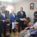 Партийцы Златоуста поздравили со 100-летием Пелагею Файзрахманову