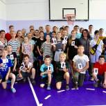 Дмитрий Пирог передал спортинвентарь в сельскую школу в Краснодарском крае