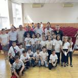 Единороссы Каспийска организовали встречу для детей с Олимпийским чемпионом