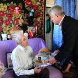 В Фатежском районе единоросс поздравил с 95-летием ветерана