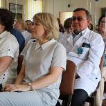 Сотрудники медицинских учреждений региона продолжают получать поздравления от «Единой России»
