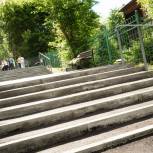 Дмитровские единороссы помогли отремонтировать пешеходную лестницу на улице Ленина