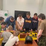 Урок ОБЖ: «Единая Россия» района Ломоносовский провела для молодежи выставку военного снаряжения