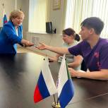В Хабаровске депутат Госдумы помог студентам-беженцам получить проездные карты