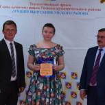 Уйское: Секретарь местного отделения партии вручил награды лучшим ученикам района