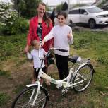 В Кемерово депутат Госдумы от «Единой России» подарил школьнице велосипед