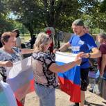 «Молодая Гвардия Единой России»  и «Волонтёрская Рота» раздали более 10 тысяч российских флагов жителям Мариуполя