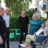 Депутаты «Единой России» подарили девушке с ограничениями здоровья сертификат для покупки инвалидной коляски