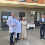 Единороссы поздравили с профессиональным праздником врачей нового инфекционного центра
