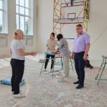 В Прохоровском районе проверили, как идет капитальный ремонт школьного спортзала
