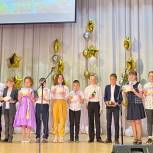 Единороссы Алапаевска помогли педагогам наградить лучших учащихся