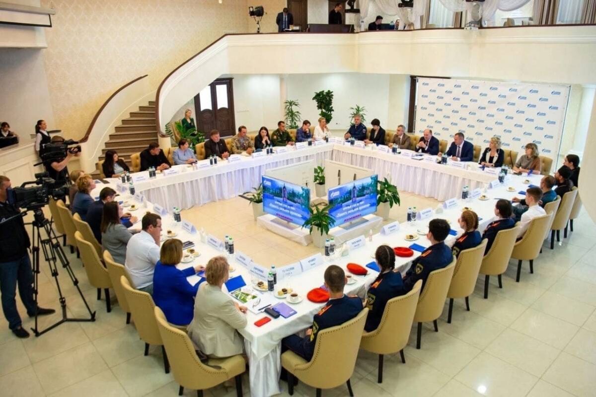 Круглый стол для работы. В круглом столе примет участие. Заседание круглого стола казань 2011. Формат круглого стола. Собрание можайский район.