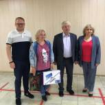 Константин Черкасов передал ноутбуки двум многодетным семьям в Токаревском районе